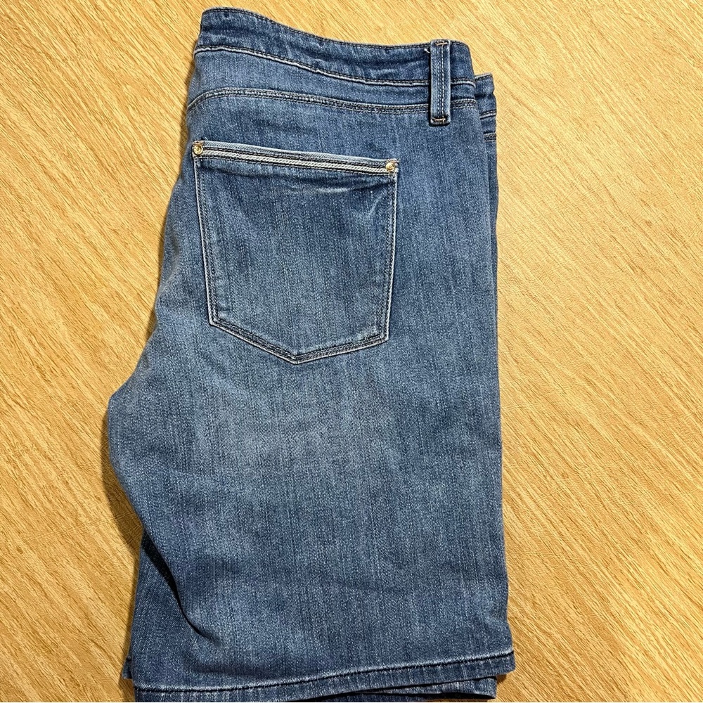 WHBM Girlfriend Denim Shorts Size 8 – Lightly Distressed Casual Summer - Picture 3 of 5